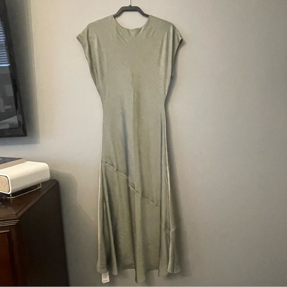 Abercrombie & Fitch Short-Sleeve Crinkle Satin Maxi Dress in Frosty Olive, NWT - Picture 5 of 9